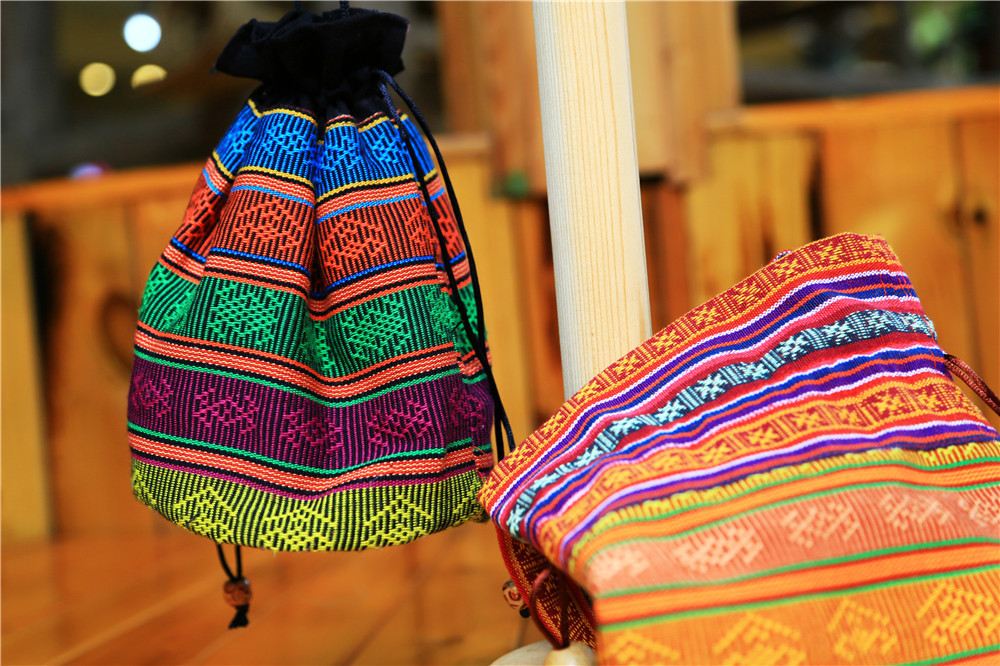 黎族传统纺染织绣技艺·绣
